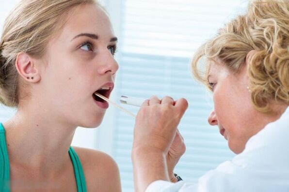 医生检查口腔是否存在乳头状瘤。